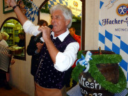 Frederic Meisner beim Anzapfen auf der Wiesn 2012 in Stiftls Festzelt!
