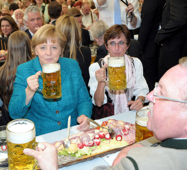 Angela Merkel ließ es sich im Festzelt von Lorenz Stiftl schmecken! (Foto: © Heinz Hoffmann)