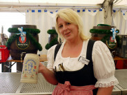 Unsere Conny - Eine der vielen freundlichen Bedienungen im Stiftl-Team, präsentiert den Barthelmarkt-Bierkrug 2012!