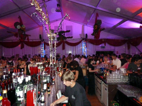 Die Bar in Stiftls Festzelt auf dem Volksfest in Pfaffenhofen
