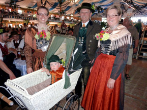 Original-Tracht inkl. zeitgemäßem Kinderwagen auf dem Volksfest in Pfaffenhofen