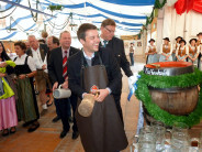 Bürgermeister Thomas Herker beim Anstich im Festzelt Zum Stiftl auf dem Pfaffenhofener Volksfest (Fotoquelle Stiftl KG)