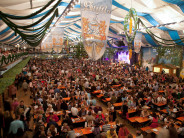 Das gut gefüllte, bayrisch dekorierte Festzelt auf dem Pfaffenhofener Volksfest!
