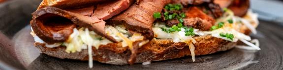 Oktoberfestzelt Volkssängerzelt Schützenlisl® auf der Oidn Wiesn: Wiesnschmankerl