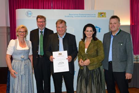 Ein Fest für die Sinne: Das Volkssängerzelt Schützenlisl® erhält die Urkunde &quot;Ausgezeichnetes Bayerisches Festzelt 2023&quot;