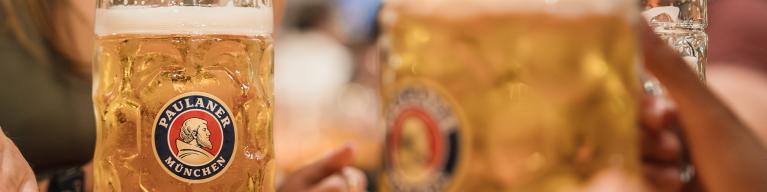 Maß Oktoberfestbier im Paulaner Festzelt auf dem Münchner Oktoberfest. Maß Oktoberfestbier im Paulaner Festzelt auf dem Münchner Oktoberfest.