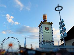 Paulaner Festzelt Außenansicht mit Paulaner-Turm
