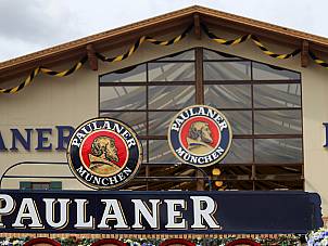 Paulaner Festzelt Frontansicht auf dem Oktoberfest München